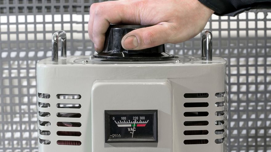 Instalator reguluje autotransformator w obwodzie elektrycznym