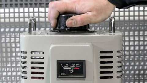 Instalator reguluje autotransformator w obwodzie elektrycznym