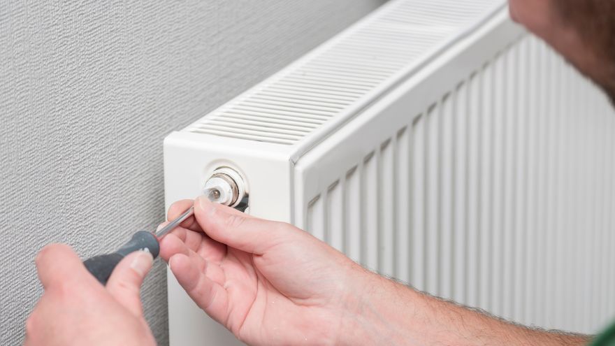 Hydraulik odpowietrza grzejnik aluminiowy w instalacji grzewczej