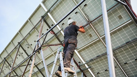 Instalator podłącza panele fotowoltaiczne do obwodu elektrycznego