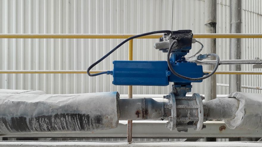 Siłownik hydrauliczny w obwodzie wodociągowym w instalacji grzewczej wody