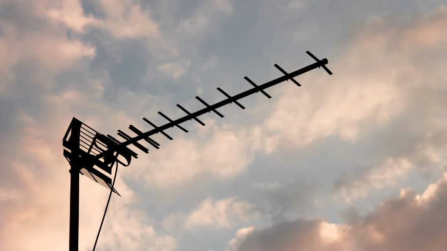 Antena telewizyjna zewnętrzna na tle nieba