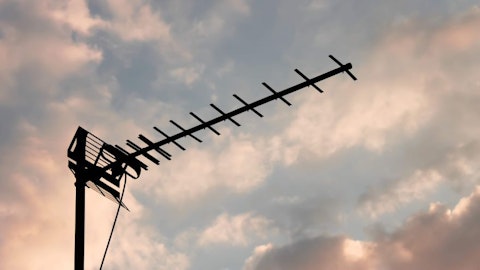 Antena telewizyjna zewnętrzna na tle nieba