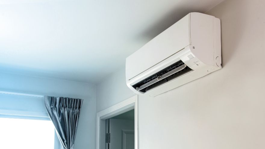 Ścienny klimatyzator pokojowy w mieszkaniu pod sufitem