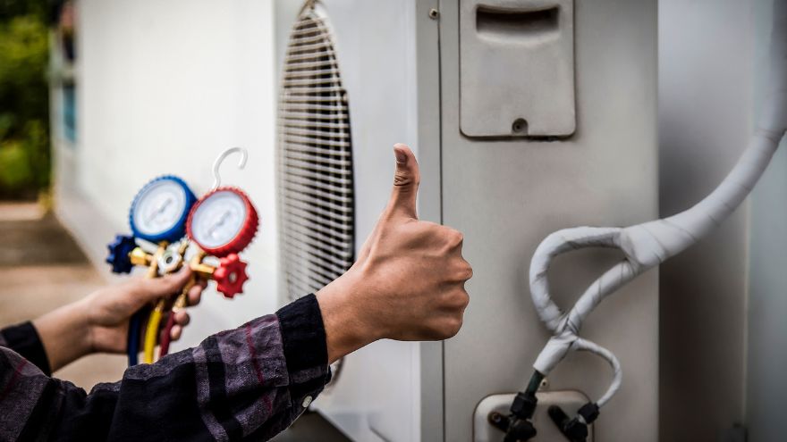 Instalater sa palcem gore povezuje klima uređaj sa sistemom za hlađenje Instalator z kciukiem w górze podlacza klimatyzacje do systemu chlodzacego