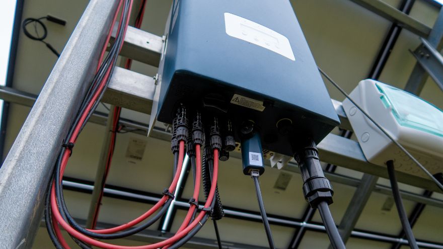 Generator prądu i akumulator na stelażu fotowoltaicznymi z panelami PV