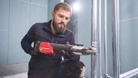 Instalator łączy rury z narzędziem akumulatorowym Rothenberger AMPShare