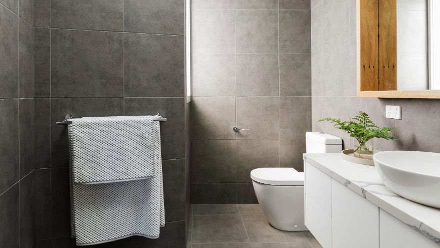 Сучасна сіра ванна кімната з дерев'яним оздобленням Nowoczesna szara łazienka z drewnianymi wykończeniami