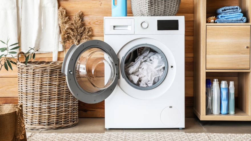 Przytulna z akcentami drewna domowa pralnia w domu jednorodzinnym