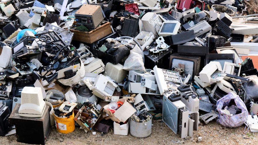 Elektrośmieci na wysypisku do recyklingu
