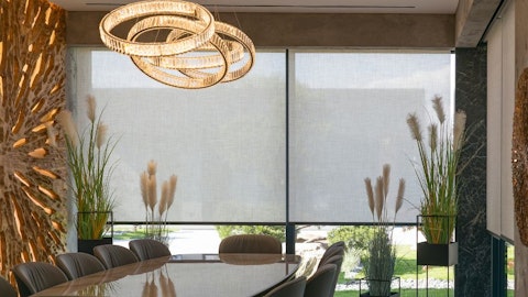 Stylowy salon old money z automatycznym systemem rolet