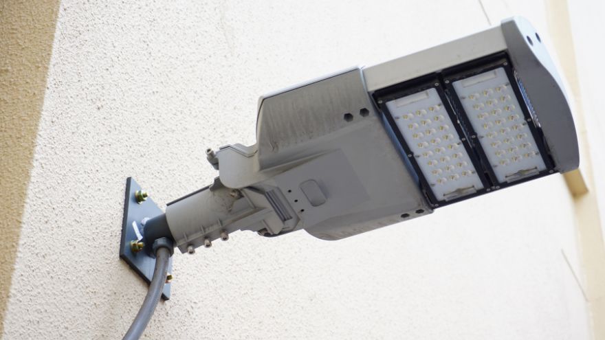 Lampa oświetlenia zewnętrznego LED wisząca na ścianie