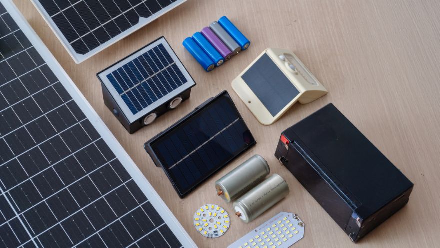 Panele fotowoltaiczne z magazynem energii na stole