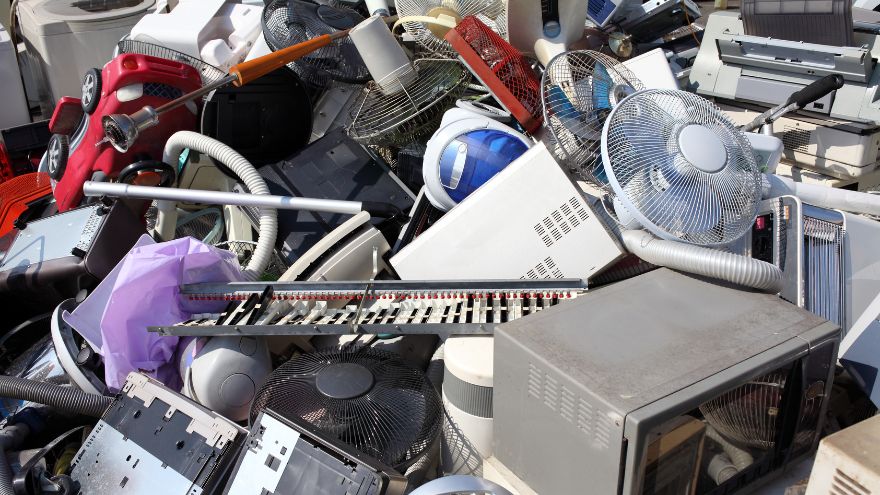 Wysypisko elektrośmieci z oprawami oświetleniowymi, elektronarzędziami i kablami i przewodami