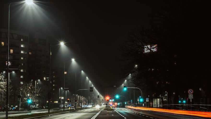 Latarnie uliczne w mieście nocą