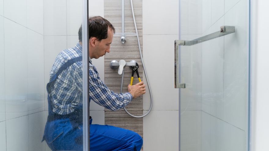 Встановлення змішувача для душу монтажником