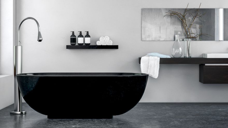 Elegancka łazienka z czarną wanną i srebrną baterią wolnostojącą