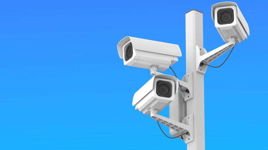 Nowoczesne kamery monitoringu na niebieskim tle