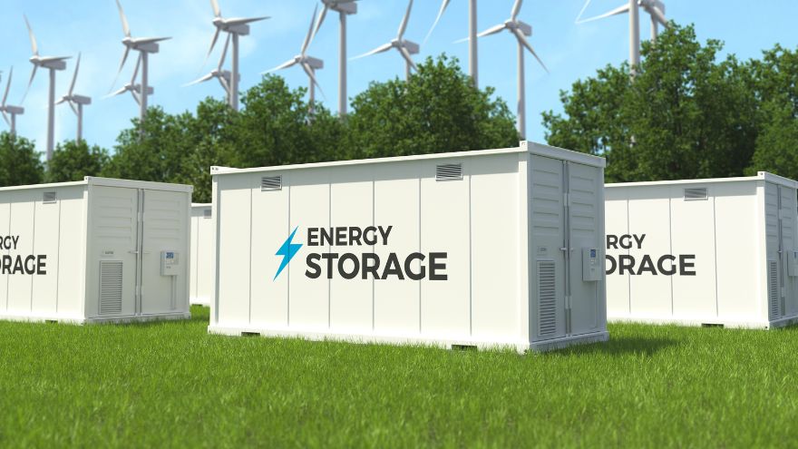 Magazyny energii postawione na zielonej trawie