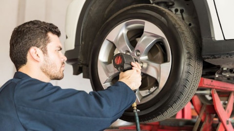 Mechanik dokręcający śruby kluczem udarowym