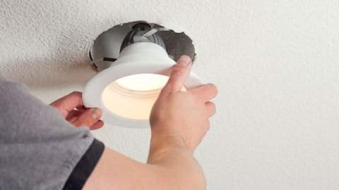 Mężczyzna umieszczający panel LED na suficie