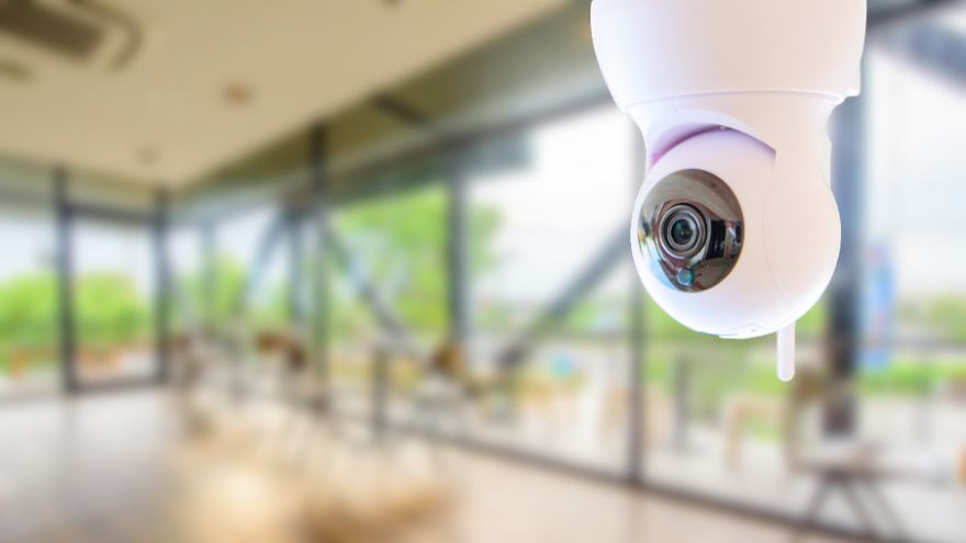 Kamera monitoringu zwisająca z góry