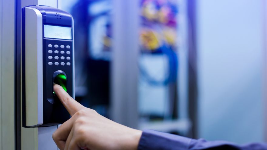 System kontroli dostępu sczytujący odcisk palca