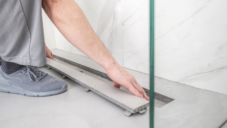 Instalator montujący odpływ liniowy
