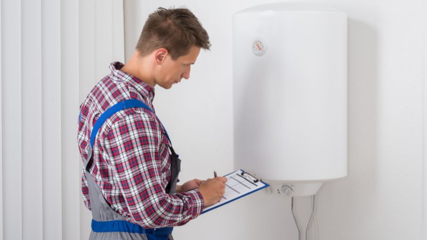 Instalador anotando dados em um formulário