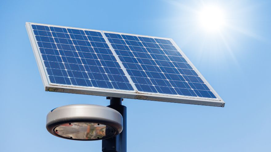 Lampa uliczna solarna w blasku słońca