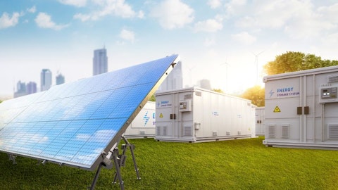 Magazyny energii postawione za panelem solarnym