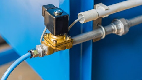 Zawór elektromagnetyczny na niebieskim tle