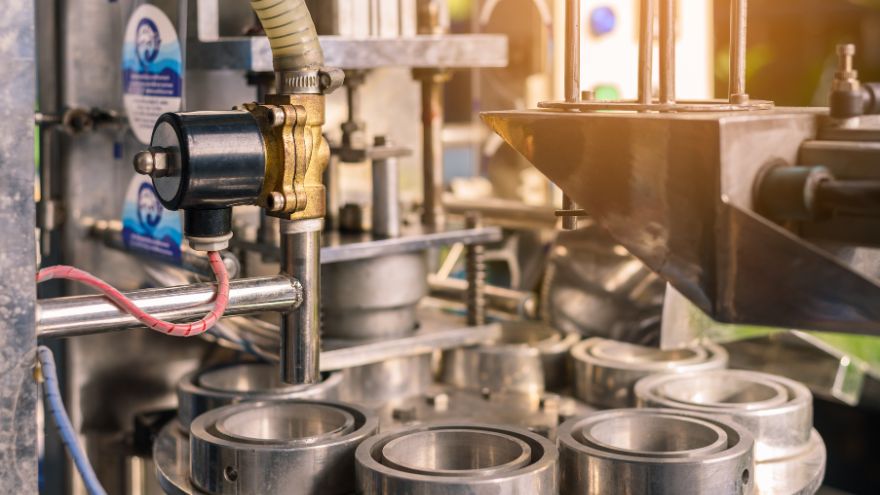 Zaw&oacute;r elektromagnetyczny na tle pozostałych urządzeń