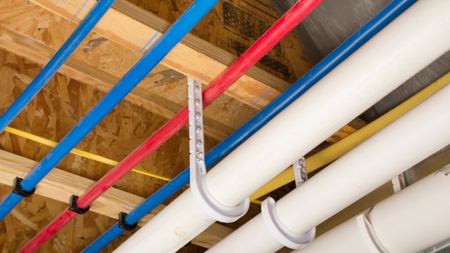 Tuberías PEX colocadas cerca del techo
