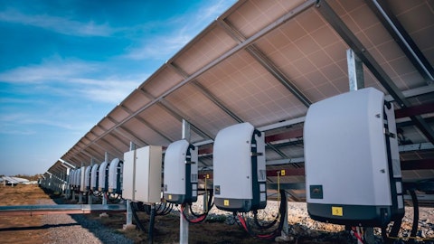 Falowniki hybrydowe umieszczone pod panelami solarnymi
