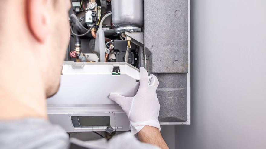 Instalator montujący część do centralnego ogrzewania