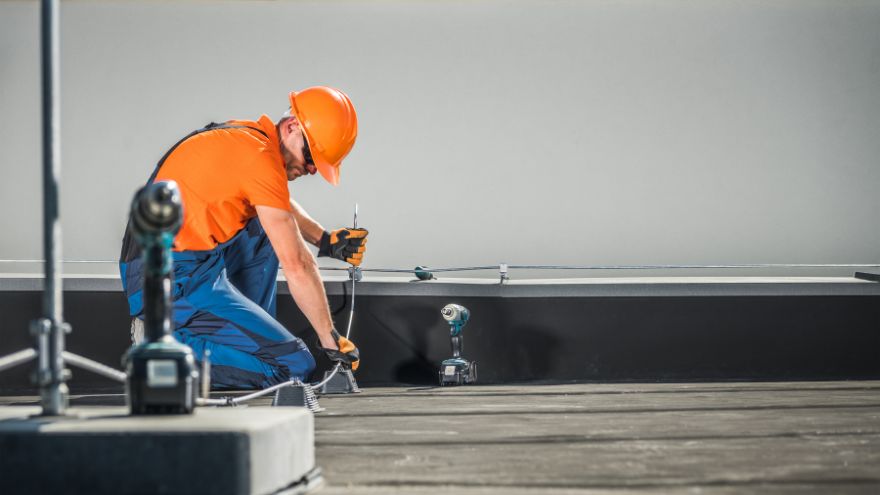 Instalacja odgromowa montowana przez instalatora na dachu budynku