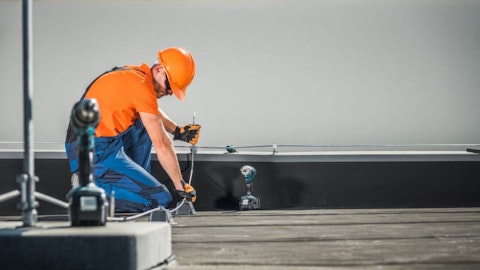 Instalacja odgromowa montowana przez instalatora na dachu budynku