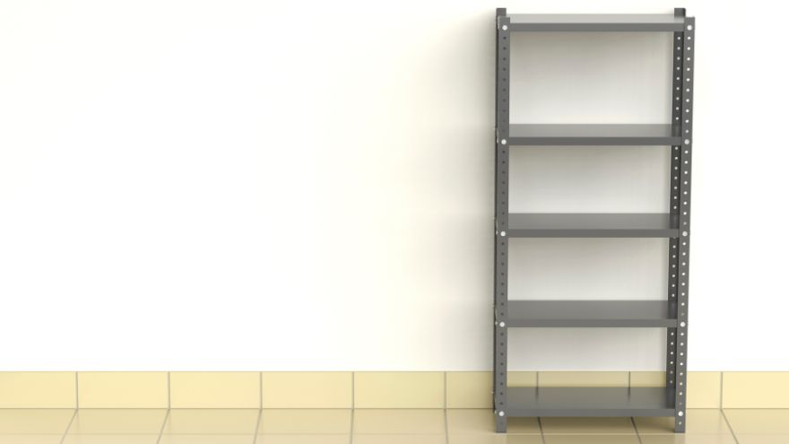 Metalowy regał z aluminiowych profili przy ścianie