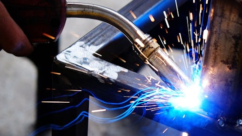 Spawanie metalu z widocznymi iskrami i łukiem elektrycznym