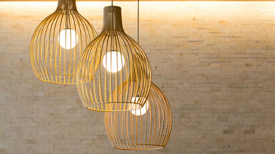 Trzy eleganckie lampy wiszące