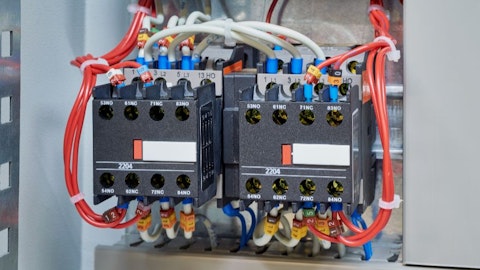 Styczniki w rozdzielnicy elektrycznej