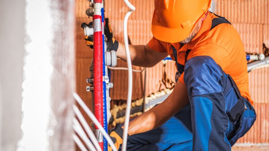 Instalator montujący instalację wodną