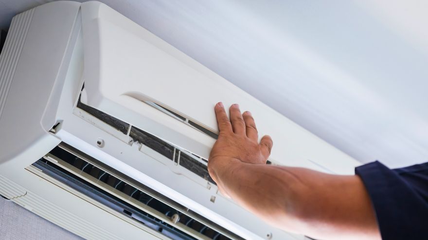 Instalator zdejmujący klapę z klimatyzacji