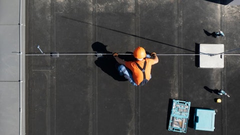 Instalator montujący instalacje odgromową na dachu