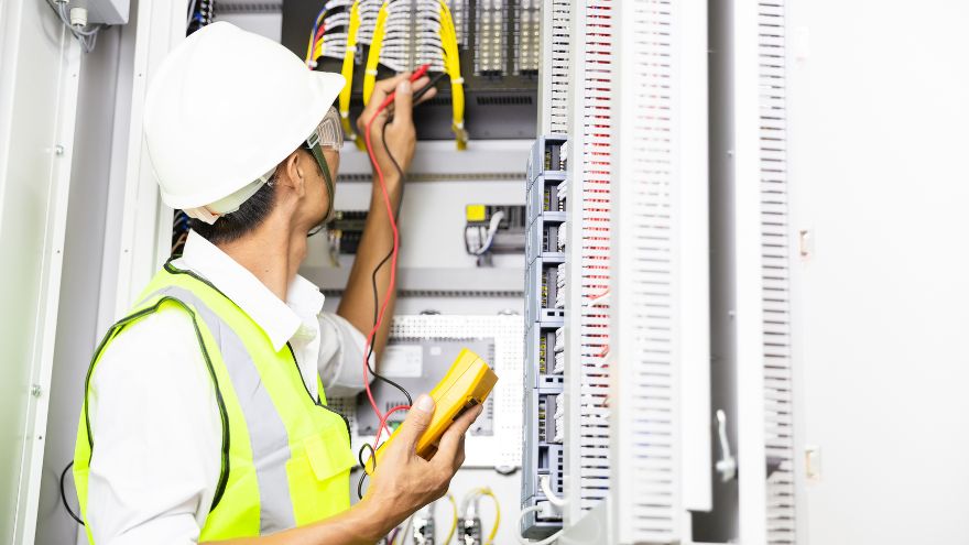 Instalator sprawdzający rozdzielnicę elektryczną