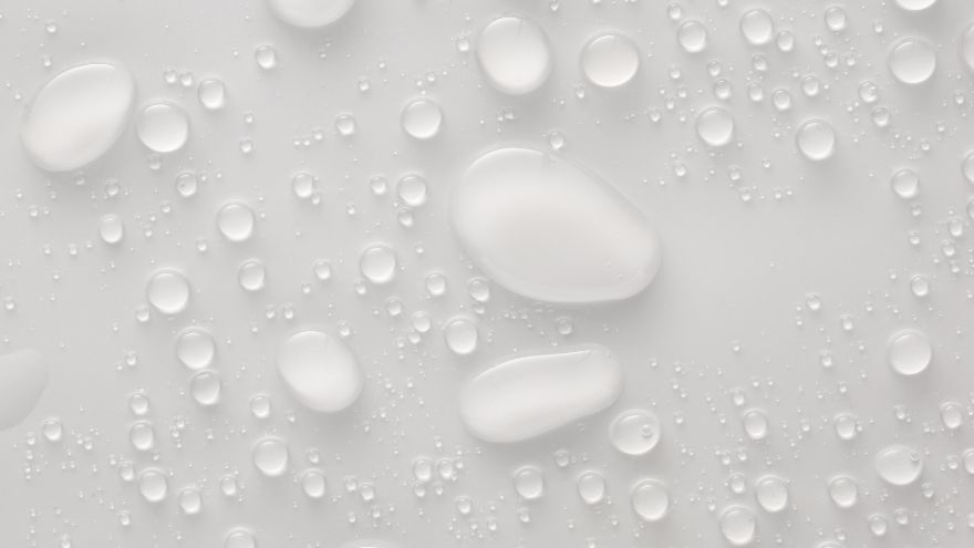 Краплі води на білому фоні