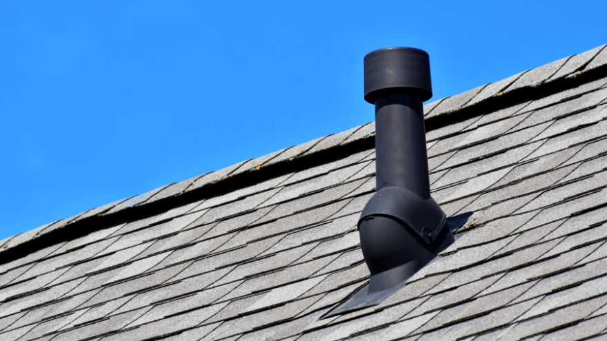 Сучасна вентиляційна труба на даху будинку