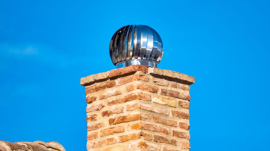 Вентиляційний димохід, розташований на димоході