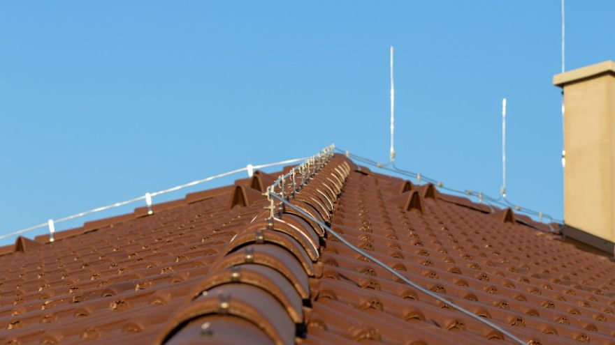 Громовідводна установка, розміщена на даху